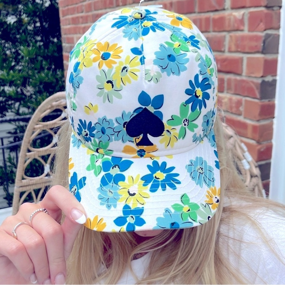 NWT ♠️🌼Kate Spade ♠️ 🌼 cute flower, cap with awesome elastic back strap